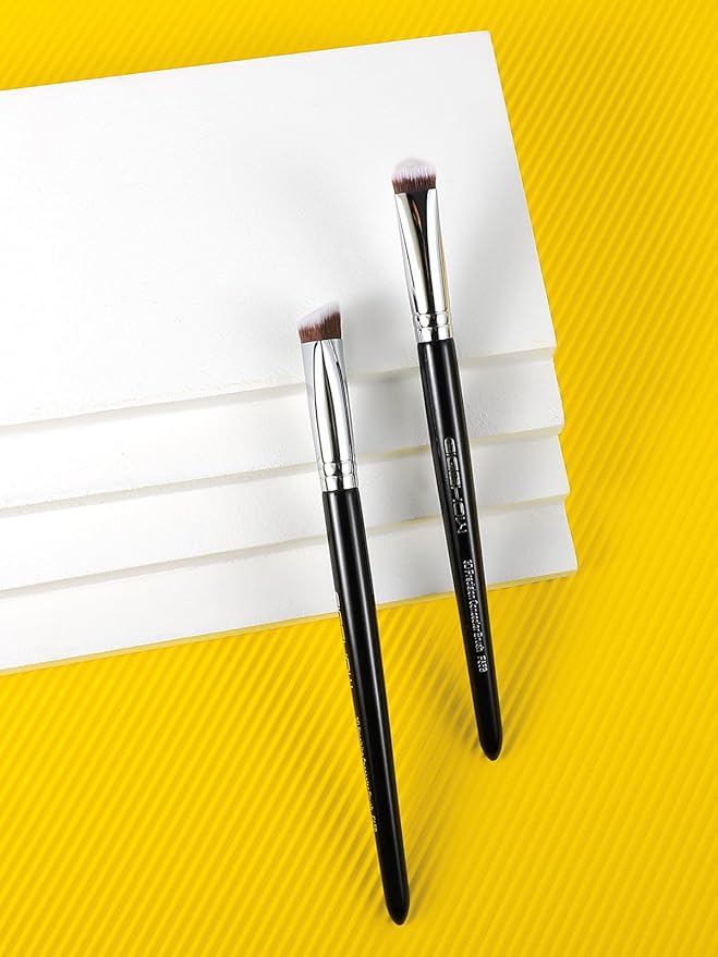 EIGSHOW Concealer Brush Under Eye, Small Triangle Brushes for Precise Coverage Dark Circles Blemishes Acne, Blending Cream and Liquid (F658)