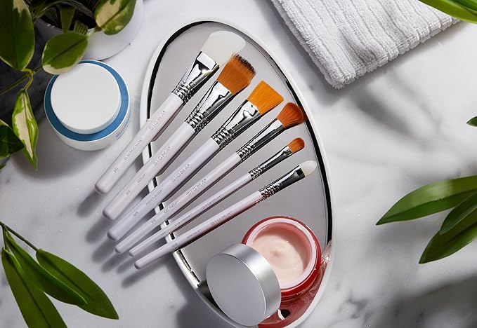 Sigma Beauty S20 Eye Cream Skincare Brush – Skincare Tool for Applying Skincare Products to Face and Skin, Gentle Eye Cream Brush Applicator for Eye Creams and Eye Makeup Primer (1 Pc)