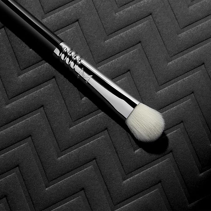Sigma Beauty Professional E28 Detail Buffer Brush – Professional Eyeshadow Brush for Seamless Cream or Liquid Eyeshadow Blending, Packing on Metallic Shades & Highlighting the Brow Bone (1 Brush)